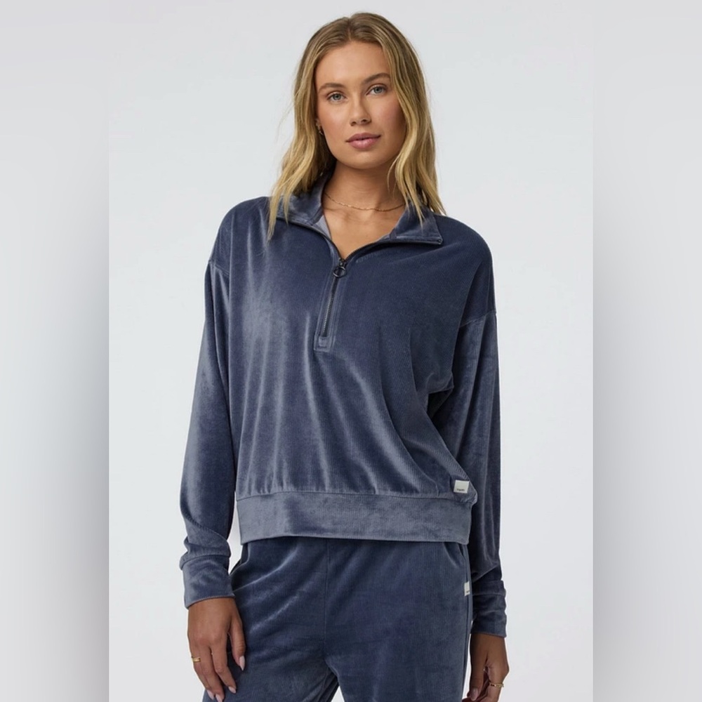 Vuori NWT Haven Half zip pullover in the color Azure in size Large